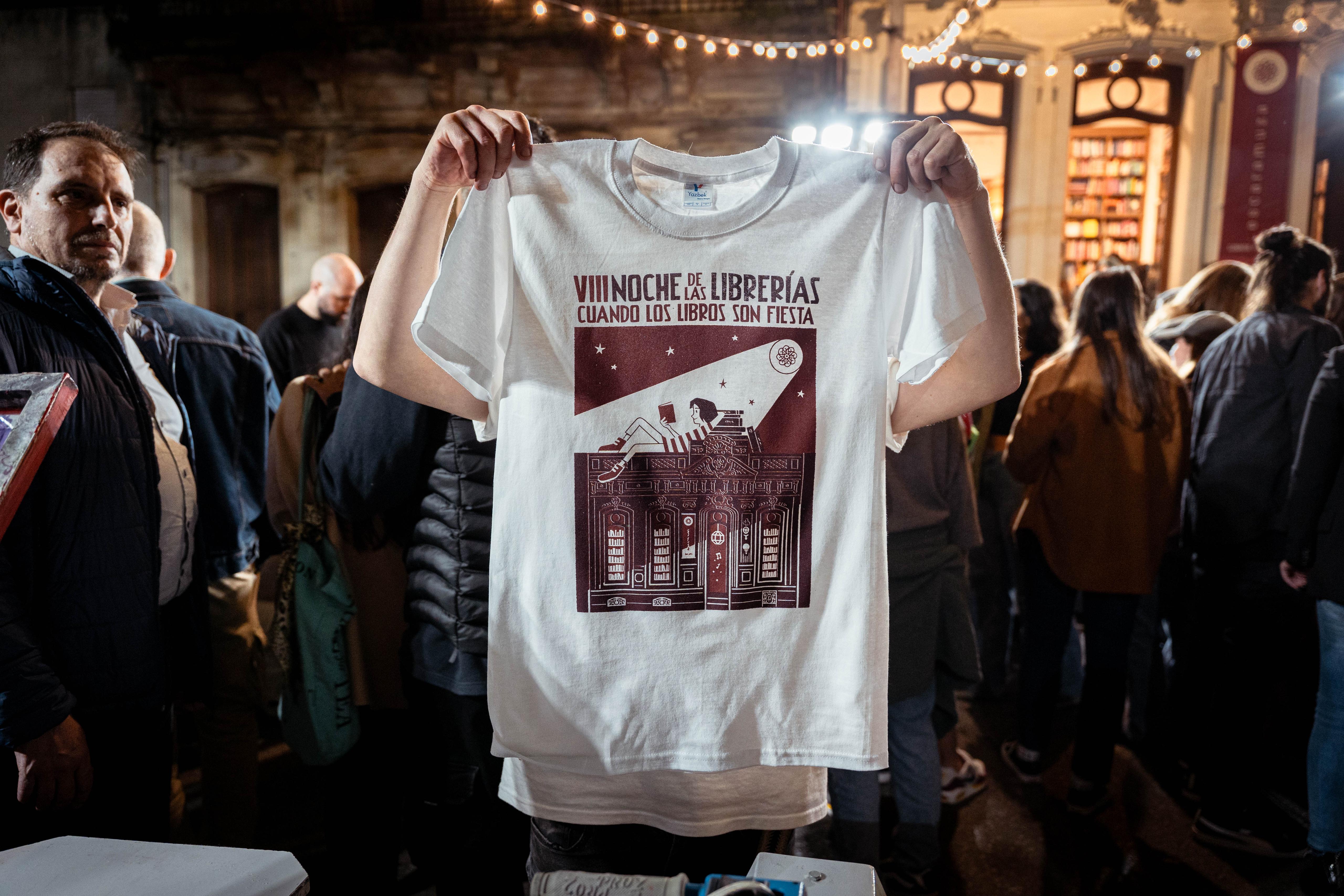 REMERA NOCHE DE LAS LIBRERÍAS - ILUSTRADA POR ALFONSO ROSSO