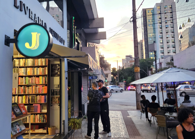 Visita a la librería Jenipapo, en Belo Horizonte