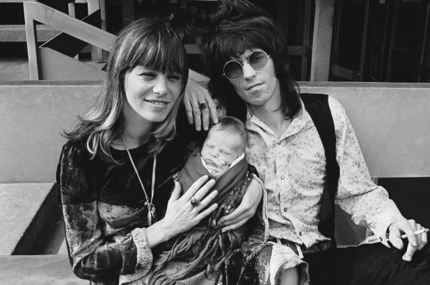 Keith Richards con Anita Pallenberg y su hijo Marlon en 1969