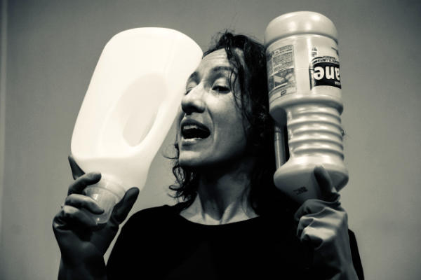 Sacar humo de la lengua, romperse el lomo: La voz de la servidora en «Los bárbaros»